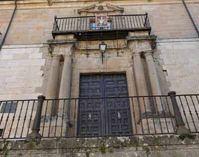 Entrada de la antigua universidad